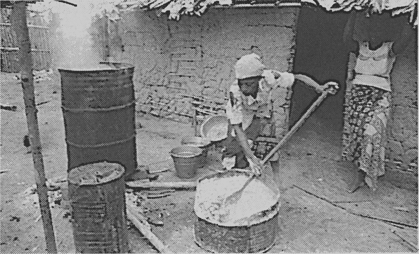Cuire la pâte de manioc. Ankei 1986, 39
